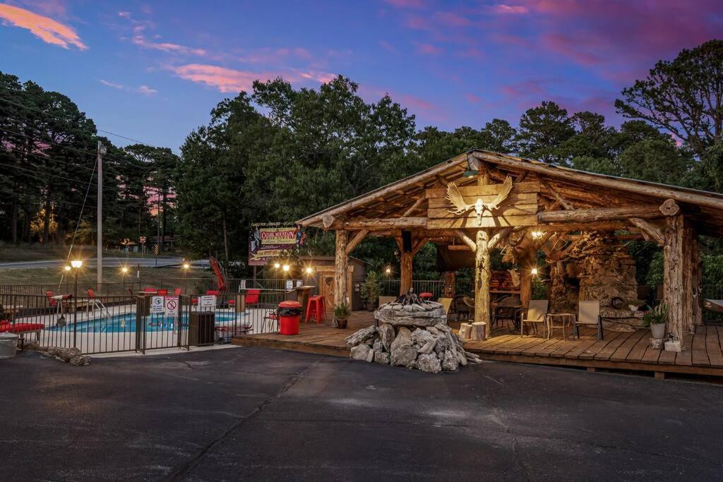 Stonegate Lodge King Bed Wifi 50In Roku Tv Salt Water Pool Room #102 Eureka Springs Exteriér fotografie