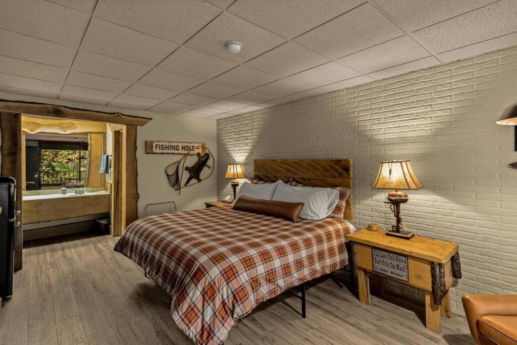Stonegate Lodge King Bed Wifi 50In Roku Tv Salt Water Pool Room #102 Eureka Springs Exteriér fotografie